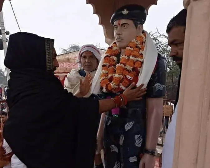 Maharaj honouring a martyr's statue